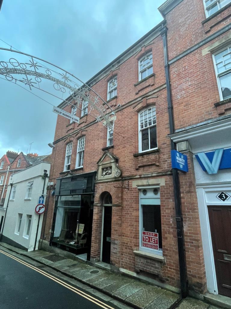 Lot: 105 - SUBSTANTIAL FREEHOLD MIXED USE PROPERTY - Front fa?ade of property from different angle